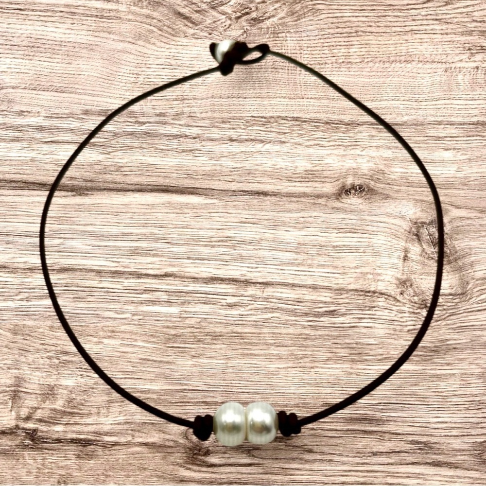 - 2 Freshwater Button Pearls on Leather - choker/necklace. NEW. Handmade - Picture 6 of 7